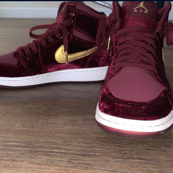 Air Jordan Retro 1 - Picture 2 of 3